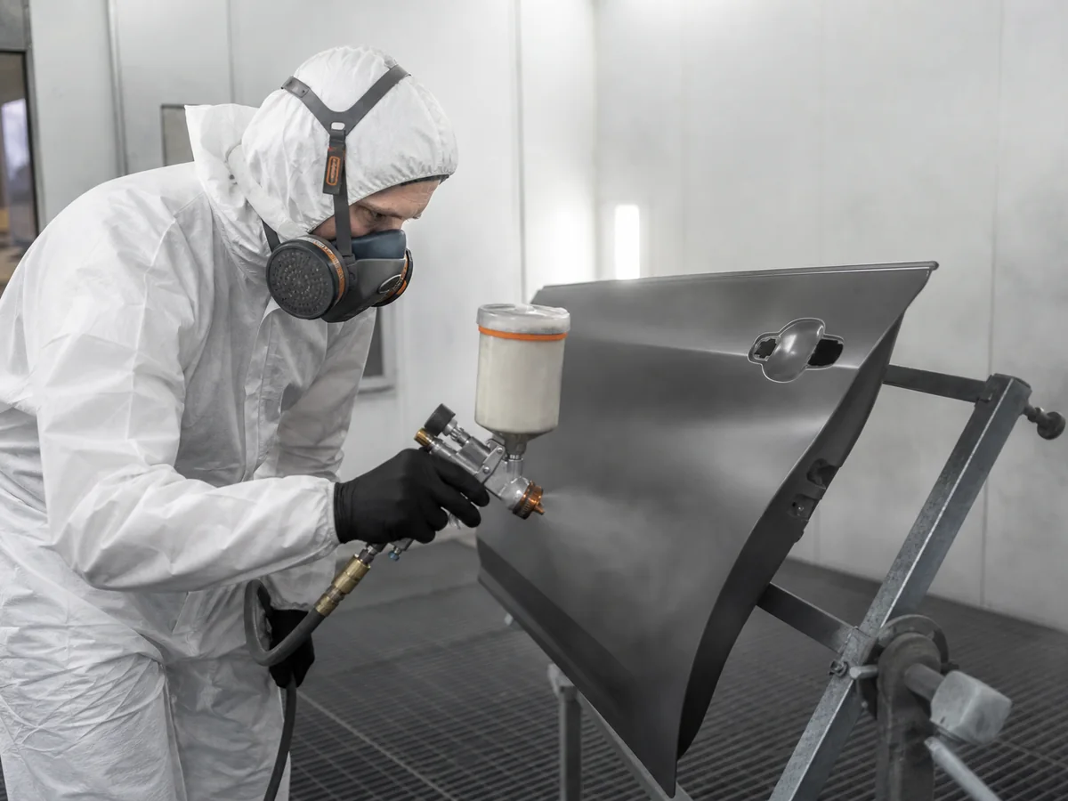 Colour-matched refinishing in a downdraught spray booth